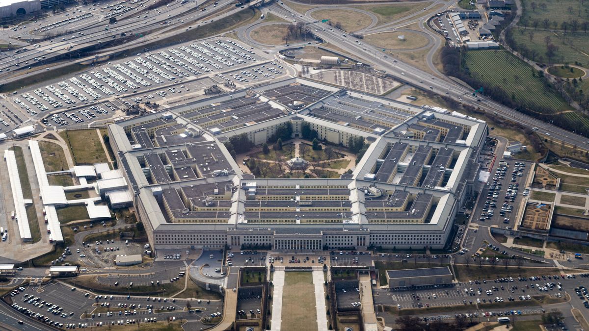 Falešný obrázek exploze u Pentagonu obletěl Twitter, hnul zřejmě i s akciemi